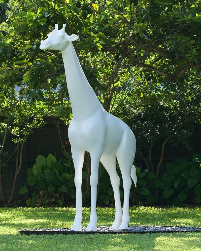 Minimalist giraffe sculpture without artificial turf wrap by Palatial Topiary

