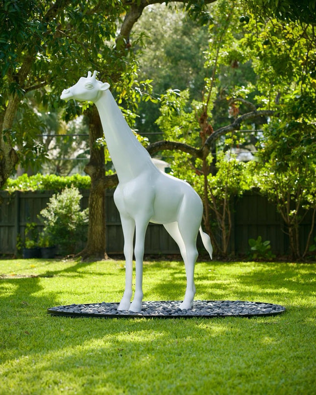 Minimalist giraffe sculpture without artificial turf wrap by Palatial Topiary
