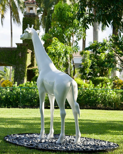 Minimalist giraffe sculpture without artificial turf wrap by Palatial Topiary
