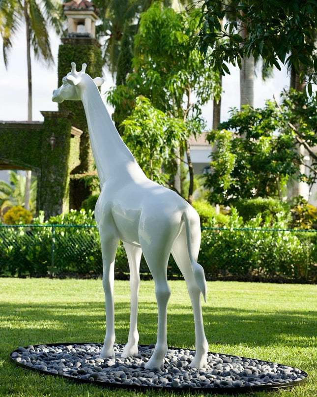 Minimalist giraffe sculpture without artificial turf wrap by Palatial Topiary
