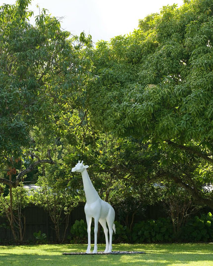 Minimalist giraffe sculpture without artificial turf wrap by Palatial Topiary