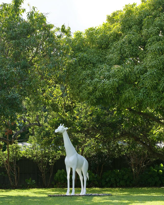 Minimalist giraffe sculpture without artificial turf wrap by Palatial Topiary